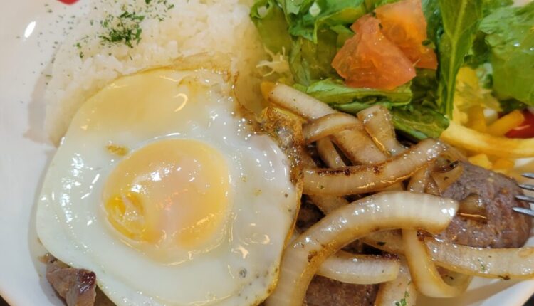 Para “matar a saudade” arroz com feijão, ovo e bife acebolado
