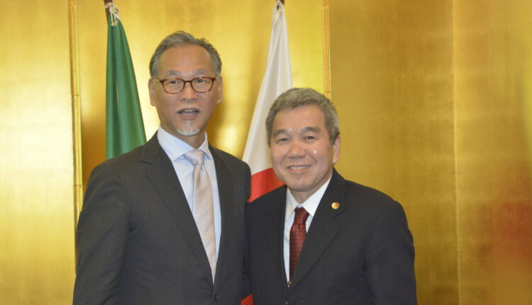 Com o diretor executivo do HJSC, Koshiro Nishikuni