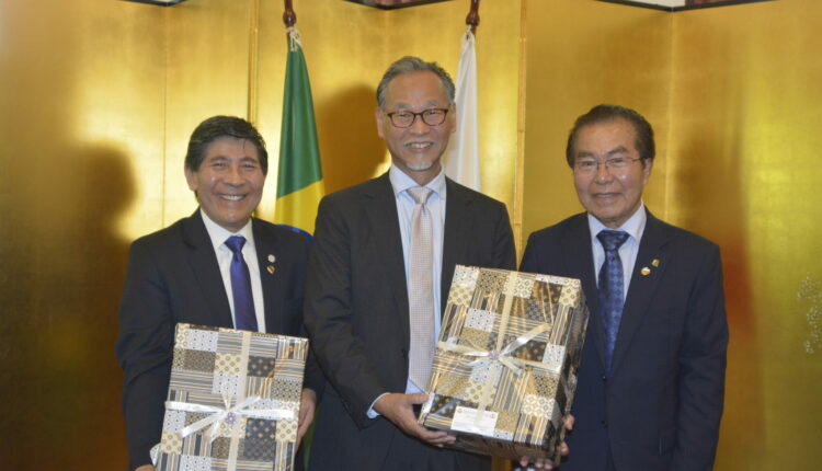Com o presidente da AOKB, Ritsutada Takara e Akeo Yogui
