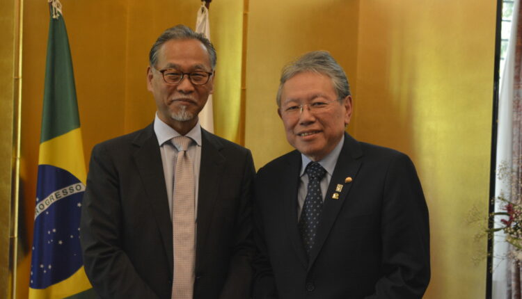 Com o presidente da Associação Pró-Excepcionais Kodomo-no-Sono, Sergio Oda