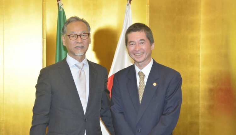 Com o representante chefe do escritório da Jica Brasil, Masayuki Eguchi