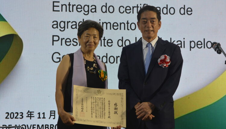 Entrega do Certificado de Agradecimento do governador para o kenjinkai
