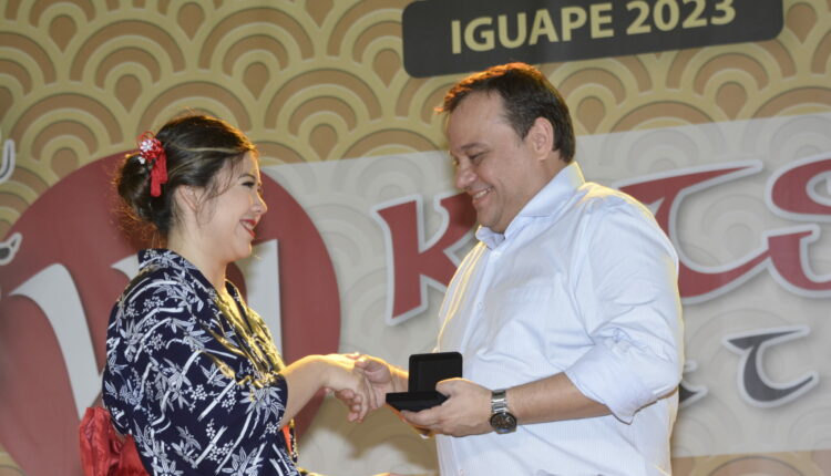 Vice-prefeito de Iguape recebendo homenagem ao ex-deputado federal Arnaldo Madeira