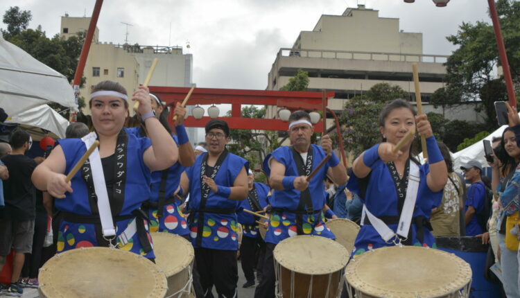 Parada Taiko e Jya Odori durante desfile