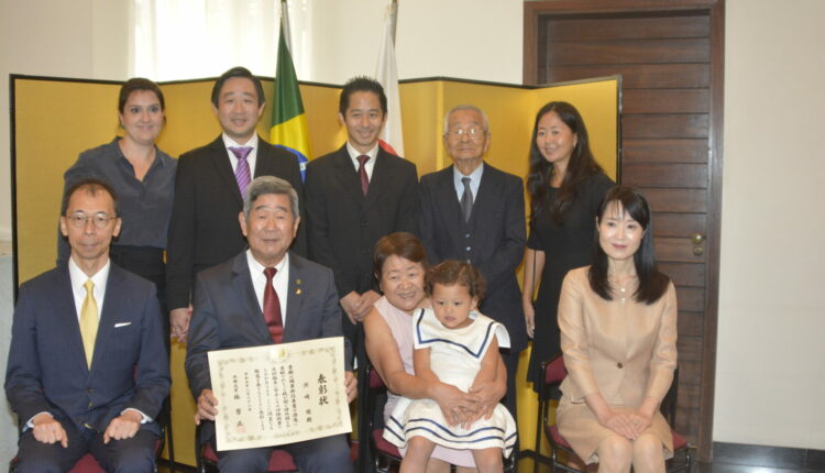 Jun Suzaki com familiares, o cônsul e a consulesa