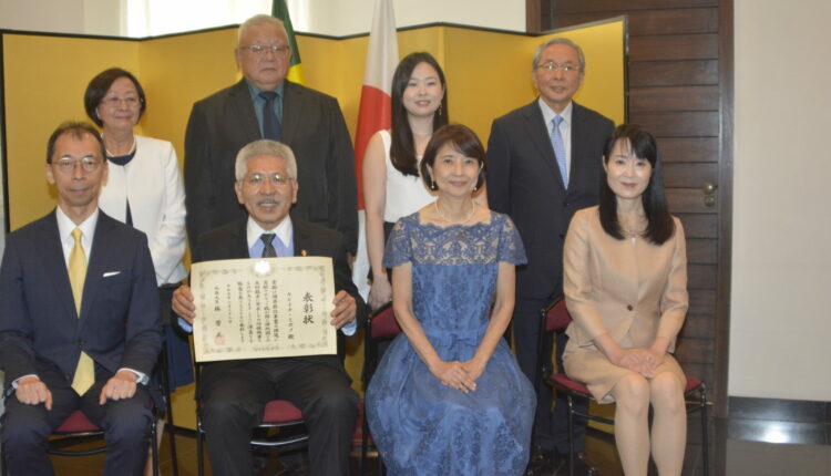 Keniti Mizuno com familiares, amigos e o cônsul e a consulesa