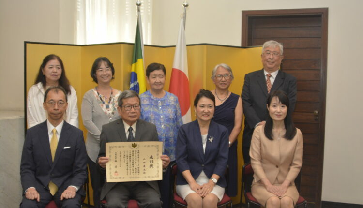 Yasuo Yamada com familiares, amigos, o cônsul e a consulesa