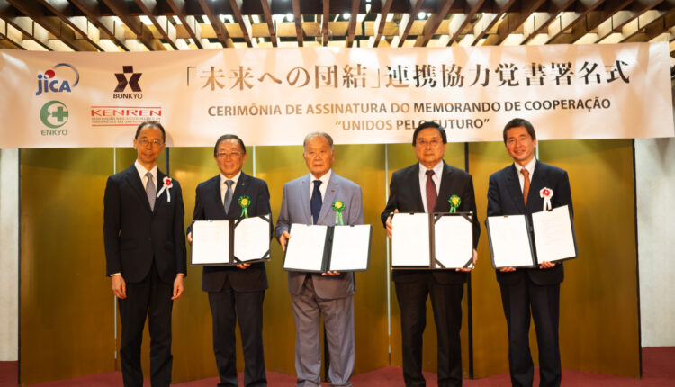A partir da esquerda Cônsul Toru Shimizu, Paulo Saita, Renato Ishikawa, Toshio Ichikawa e Masayuki Eguchi Unidos pelo Futuro