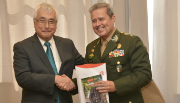Carlos Ikesaki entrega livro ao general Porto