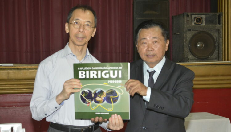 Cônsul com o presidente do kaikan de Birigui