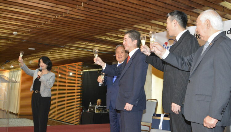 Cônsul geral Adjunta do Japão, Chiho Komuro comanda o brinde no Bunkyo