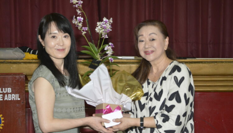 Consulesa recebe flores de Mieko em Birigui