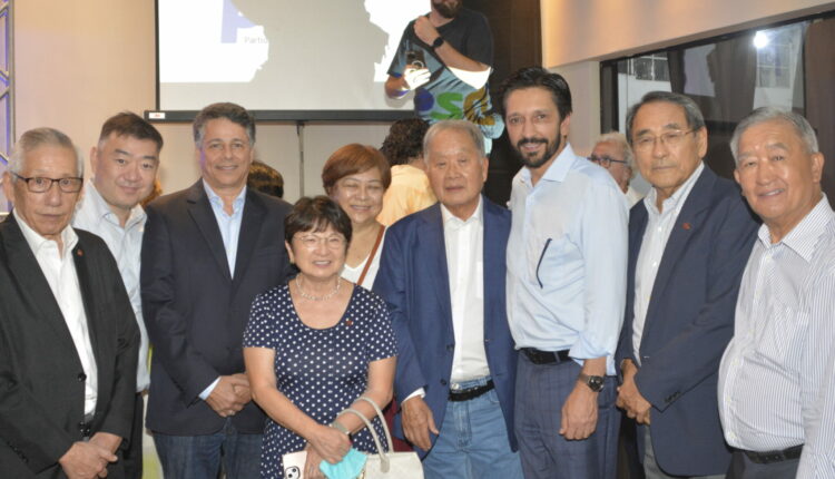 O prefeito Ricardo Nunes com representantes do Bunkyo