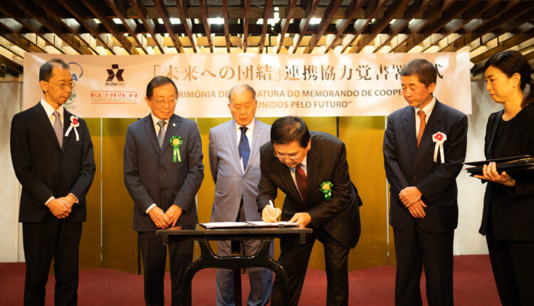 Presidente da Kenren, Toshio Ichikawa assina o memorando de cooperação