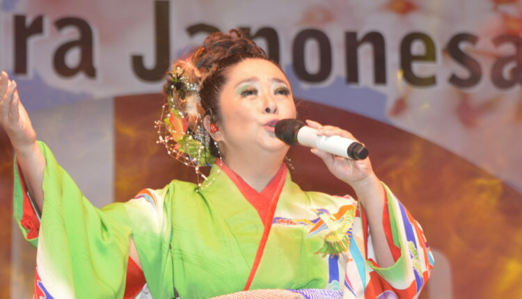 A cantora Karen Ito