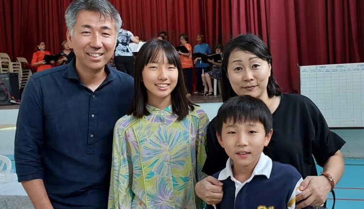 A cônsul Cultural com o marido, Noriyuki, e os dois filhos